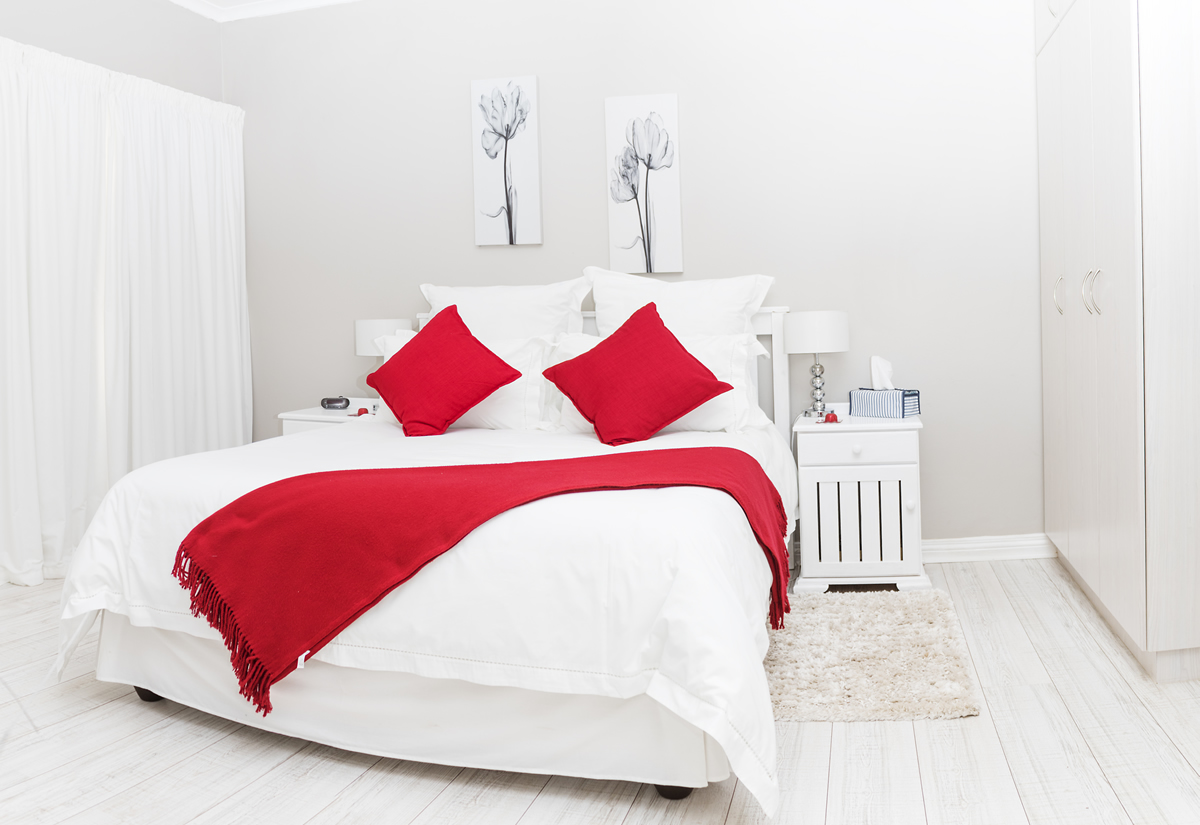 SETTLE INN  - UNIT 1 - MAIN BEDROOM