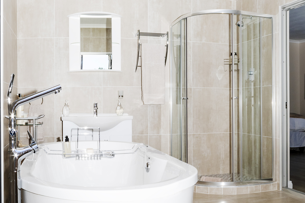 Unit 2 Main Bedroom en suite